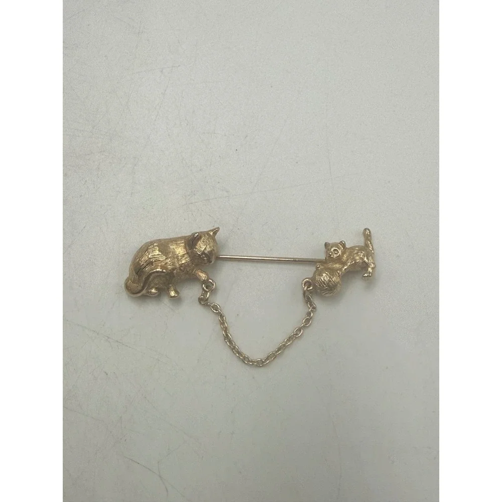 Vintage Avon Gold Tone Cat and Kitten with Yarn Ball Chain Brooch Pin